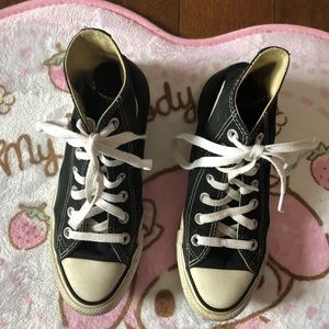 Black converse all star high top sneakers! Size 6